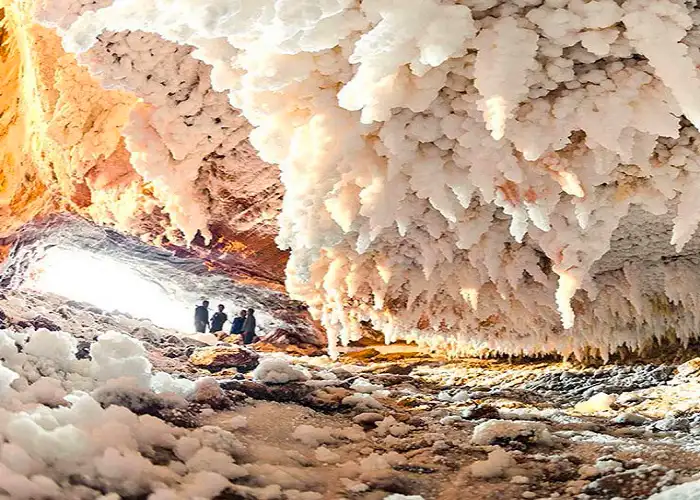 مسیر دسترسی به غار نمکدان در قشم