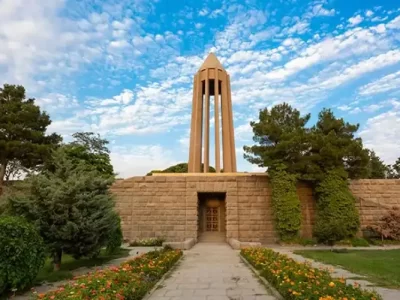 جاهای دیدنی همدان- آرامگاه بوعلی سینا