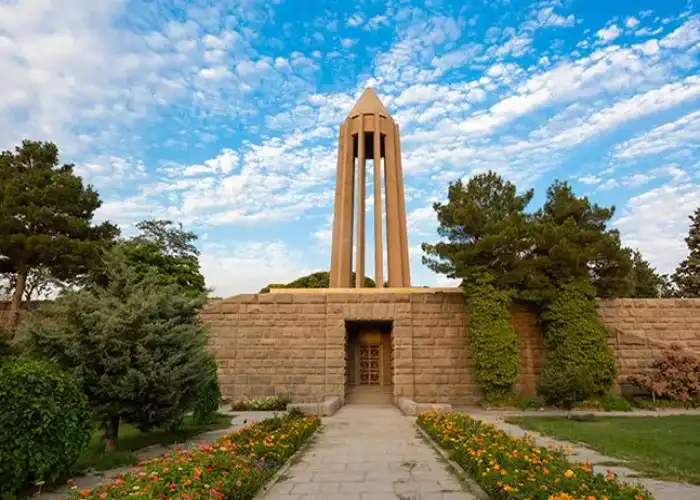 جاهای دیدنی همدان- آرامگاه بوعلی سینا