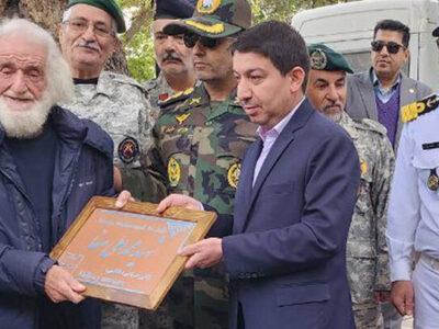 کاشی ماندگار میراث فرهنگی تقدیم خانواده «شهید محمدعلی صفا» شد