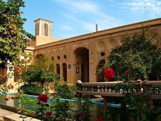 خانه لاری ها، یک عمارت باشکوه