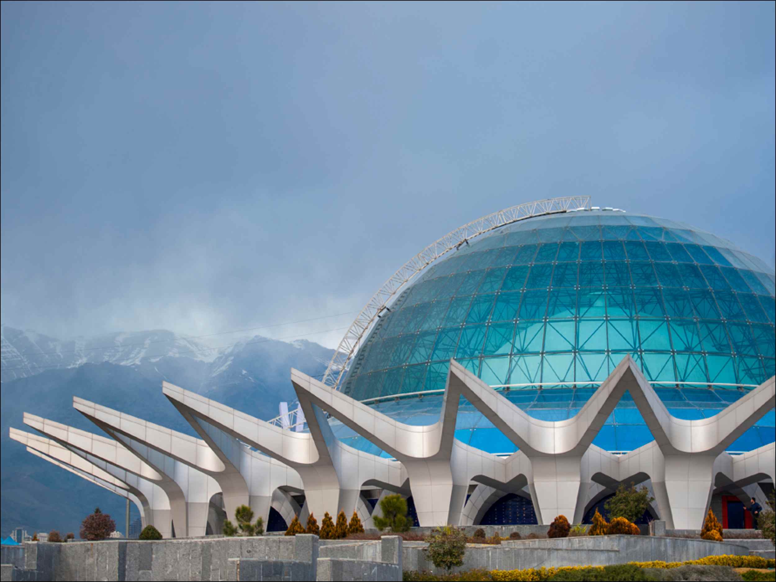 گنبد آبی رنگ بزرگ