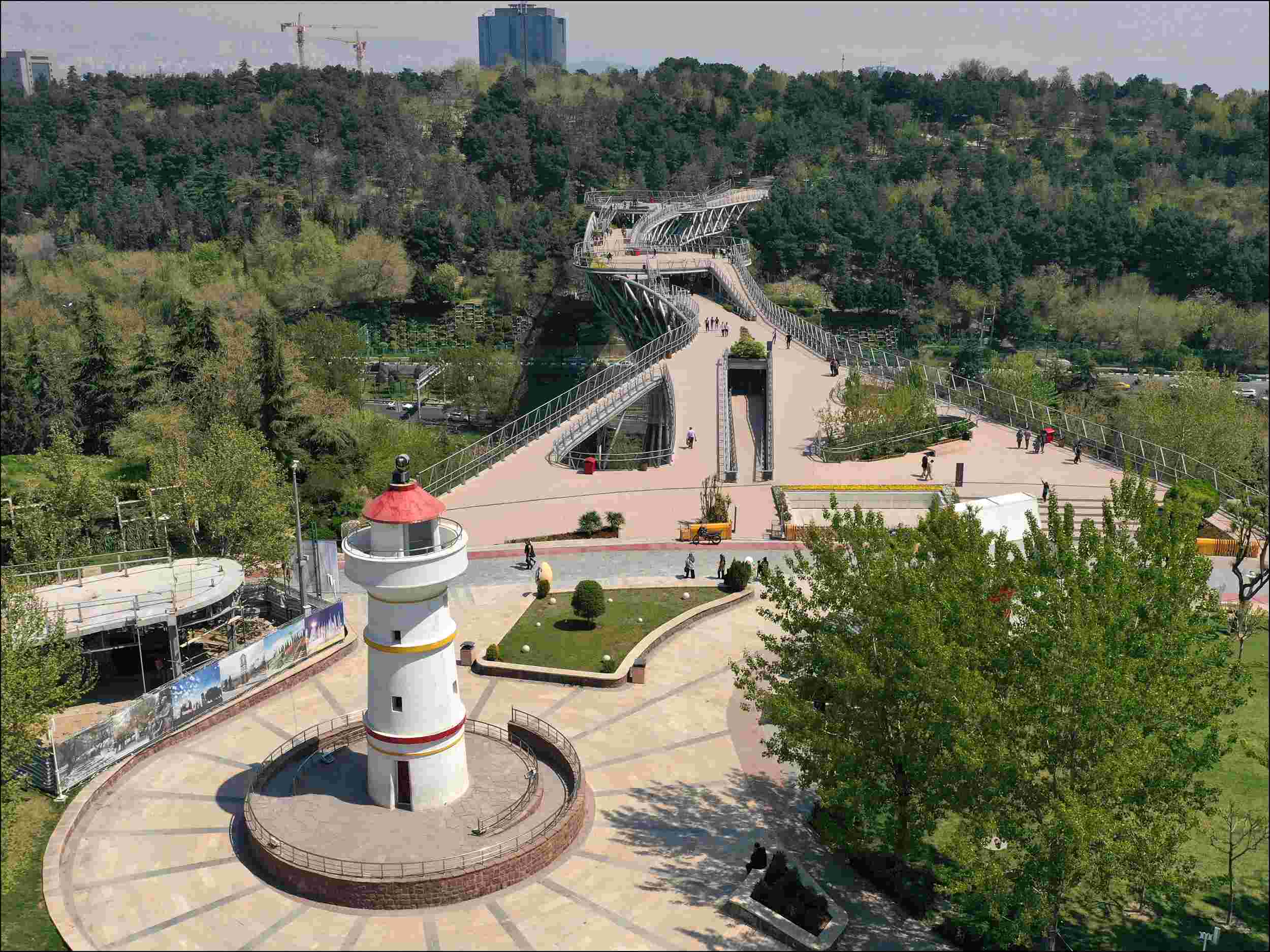 فانوس دریایی و پل طبیعت