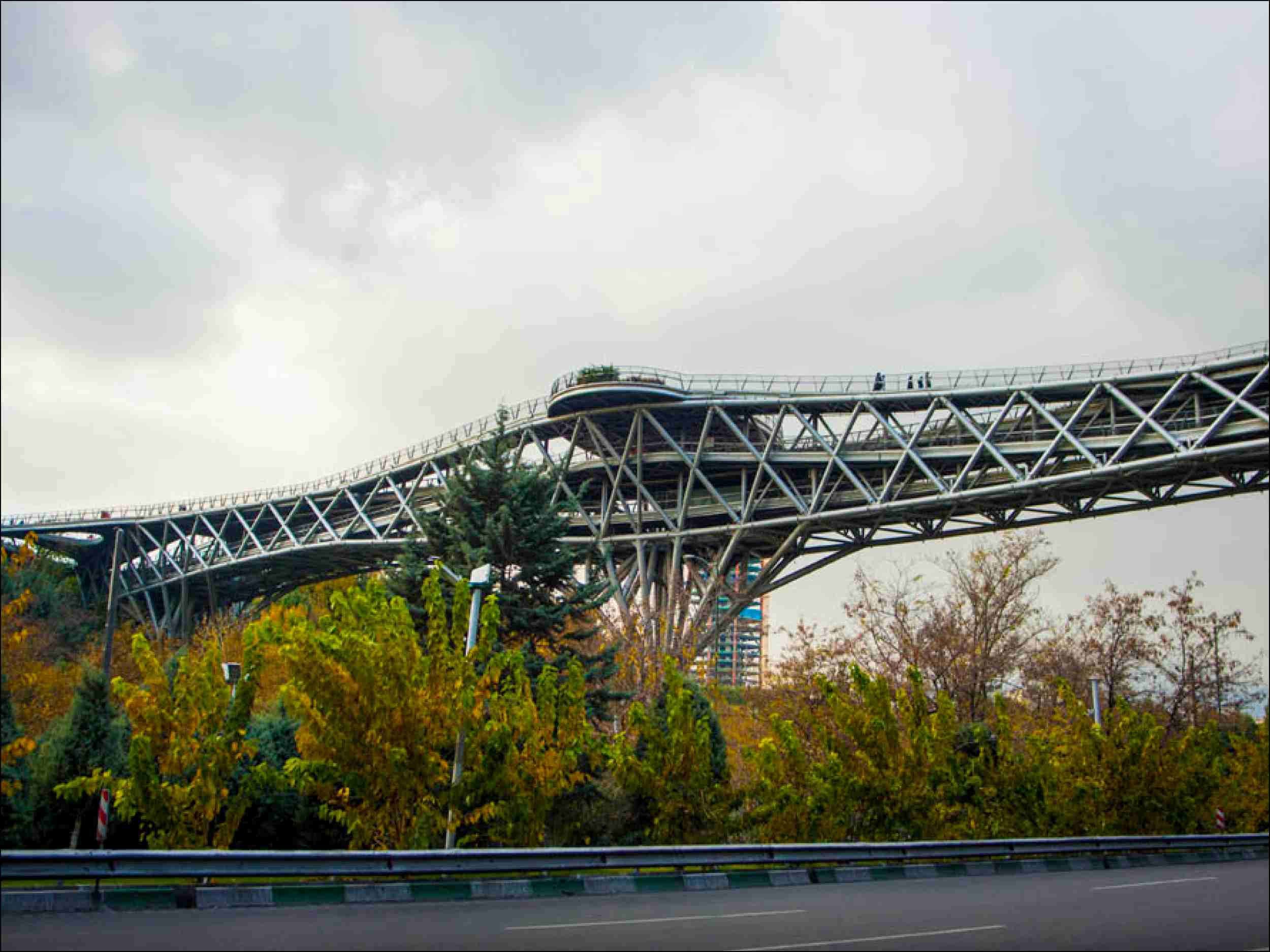 پل فلزی روی اتوبان