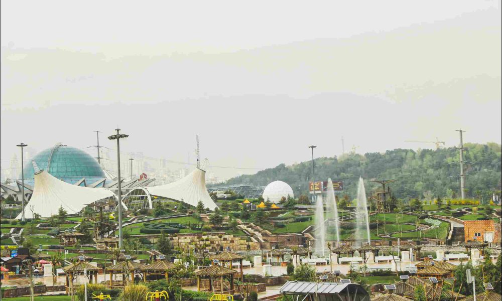 پوشش گیاهی و آب نما و گنبد مینا