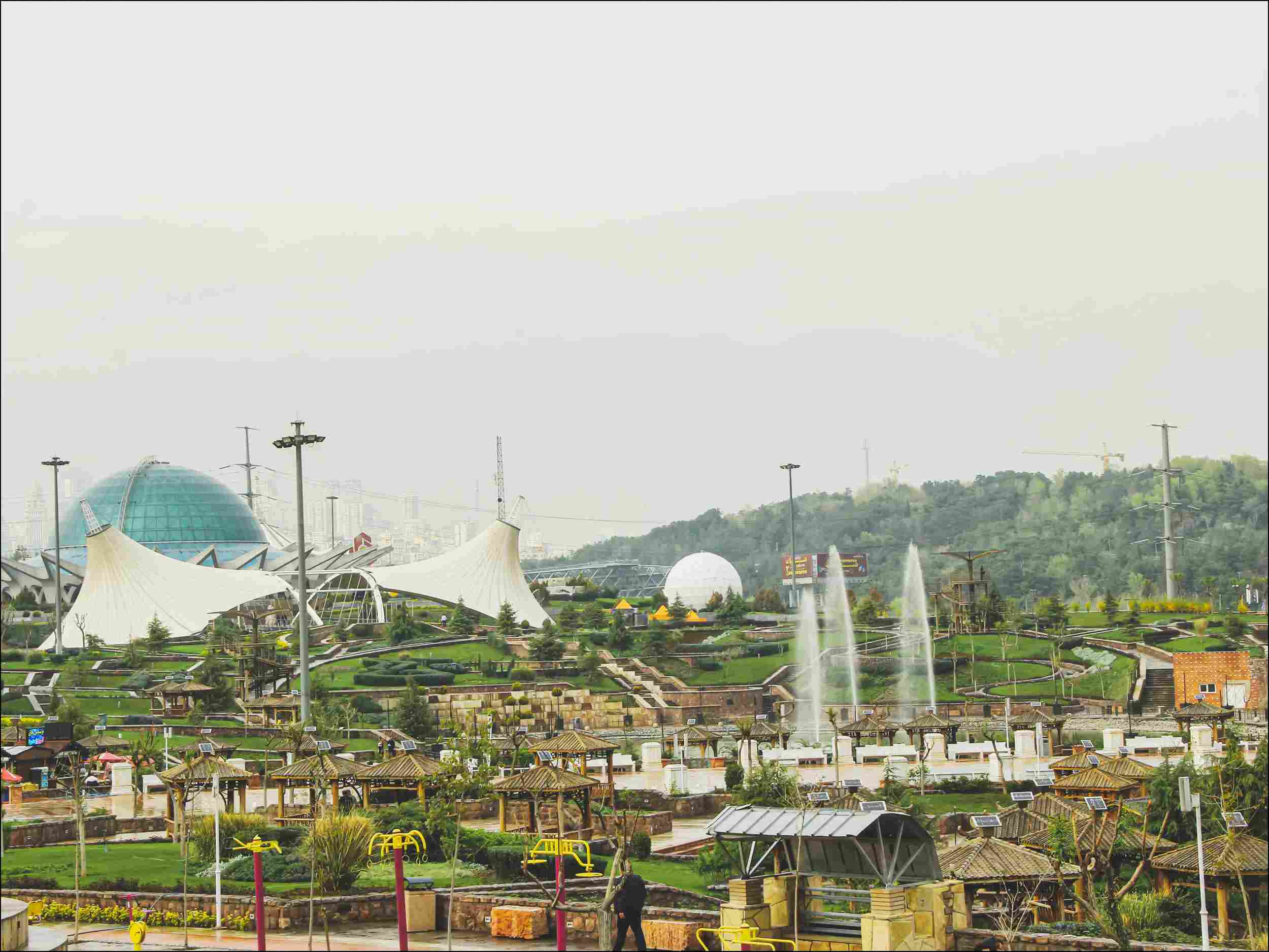 پوشش گیاهی و آب نما و گنبد مینا