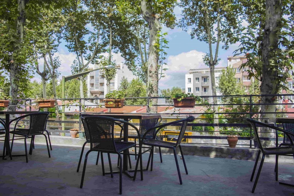 بهترین کافه های با فضای باز در رشت کافه کباب