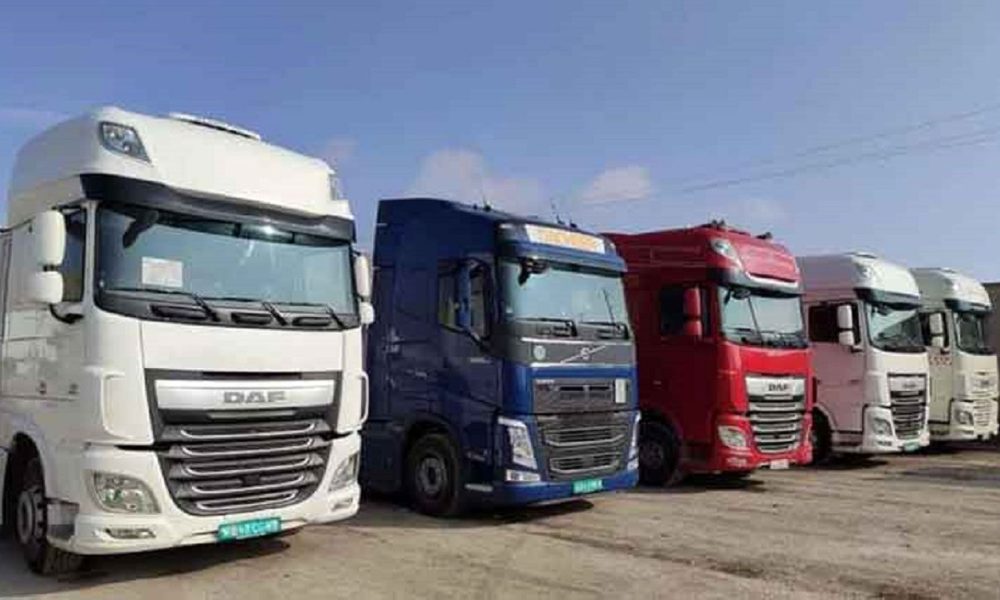 اعتراض شدید واردکنندگان کشنده‌ها مقابل وزارت صمت/ خودروها در گمرک بلاتکلیف مانده‌اند