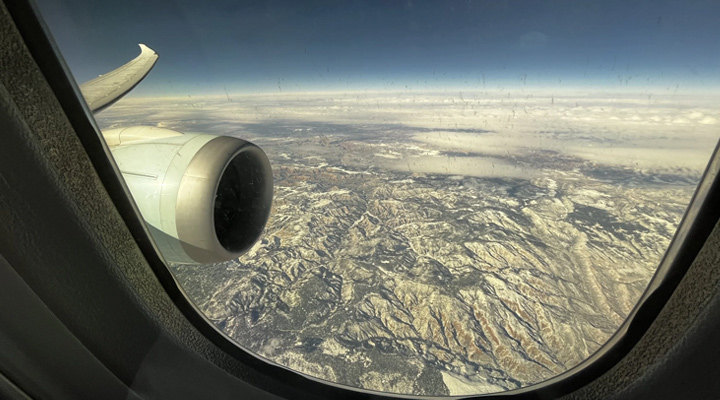 نمای آسمان از داخل هواپیما
