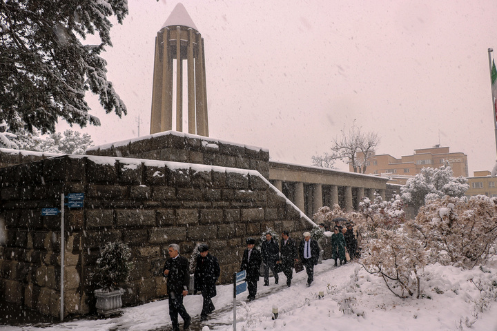 بازدید ادیبان و پزشکان آسیای میانه از بناهای تاریخی همدان