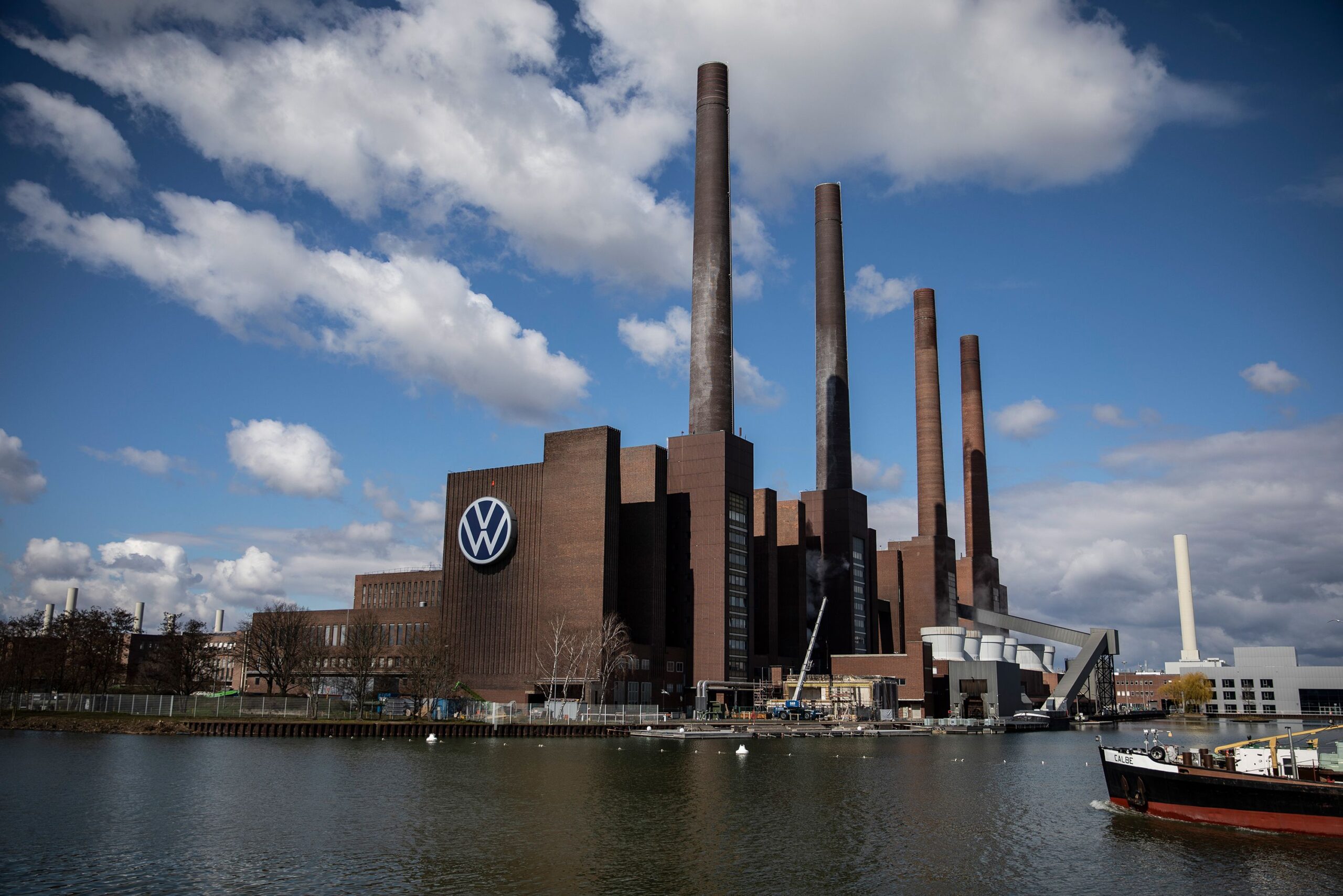 مدیرعامل فورد: اروپا خودروسازیاش را قمار کرده Germany: VW Wolfsburg plant reopens after coronavirus shutdown | CNN Business