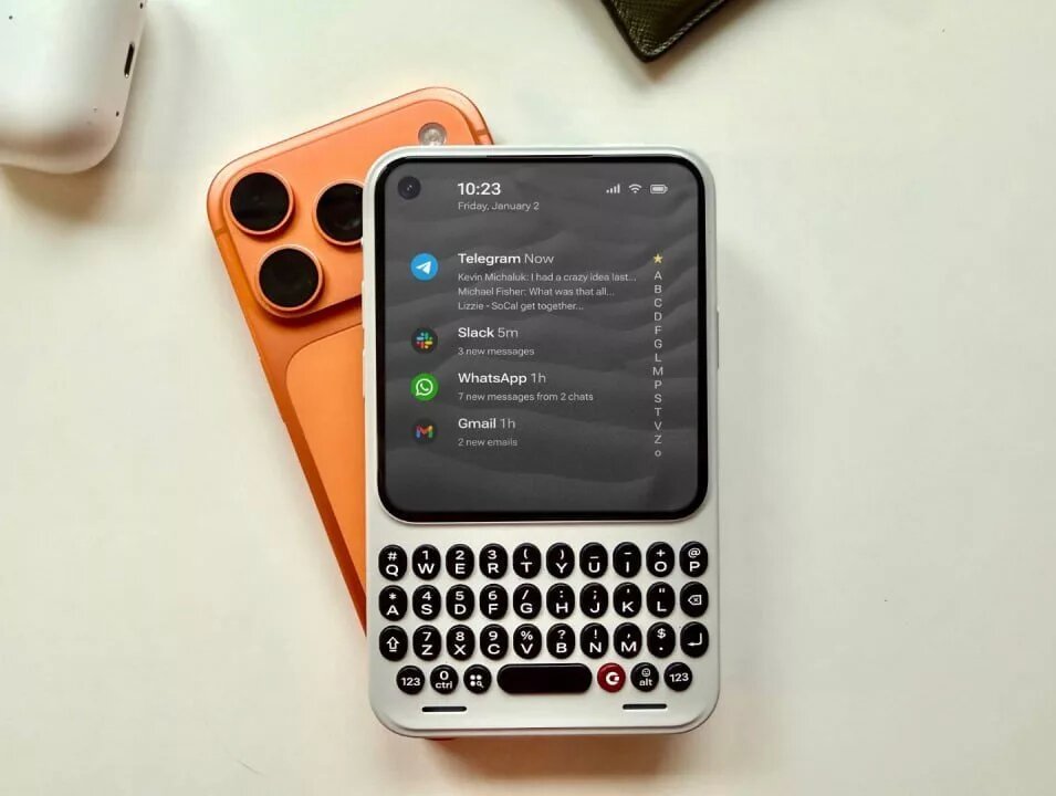 آخرین تلاش‌ها برای احیای بلک‌بری/ Clicks Communicator با کیبورد فیزیکی معرفی شد
