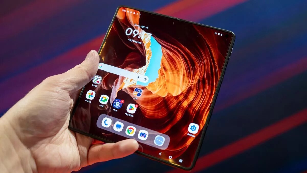 ولین گوشی تاشو کتابی موتورولا معرفی شد موتورولا Razr Fold