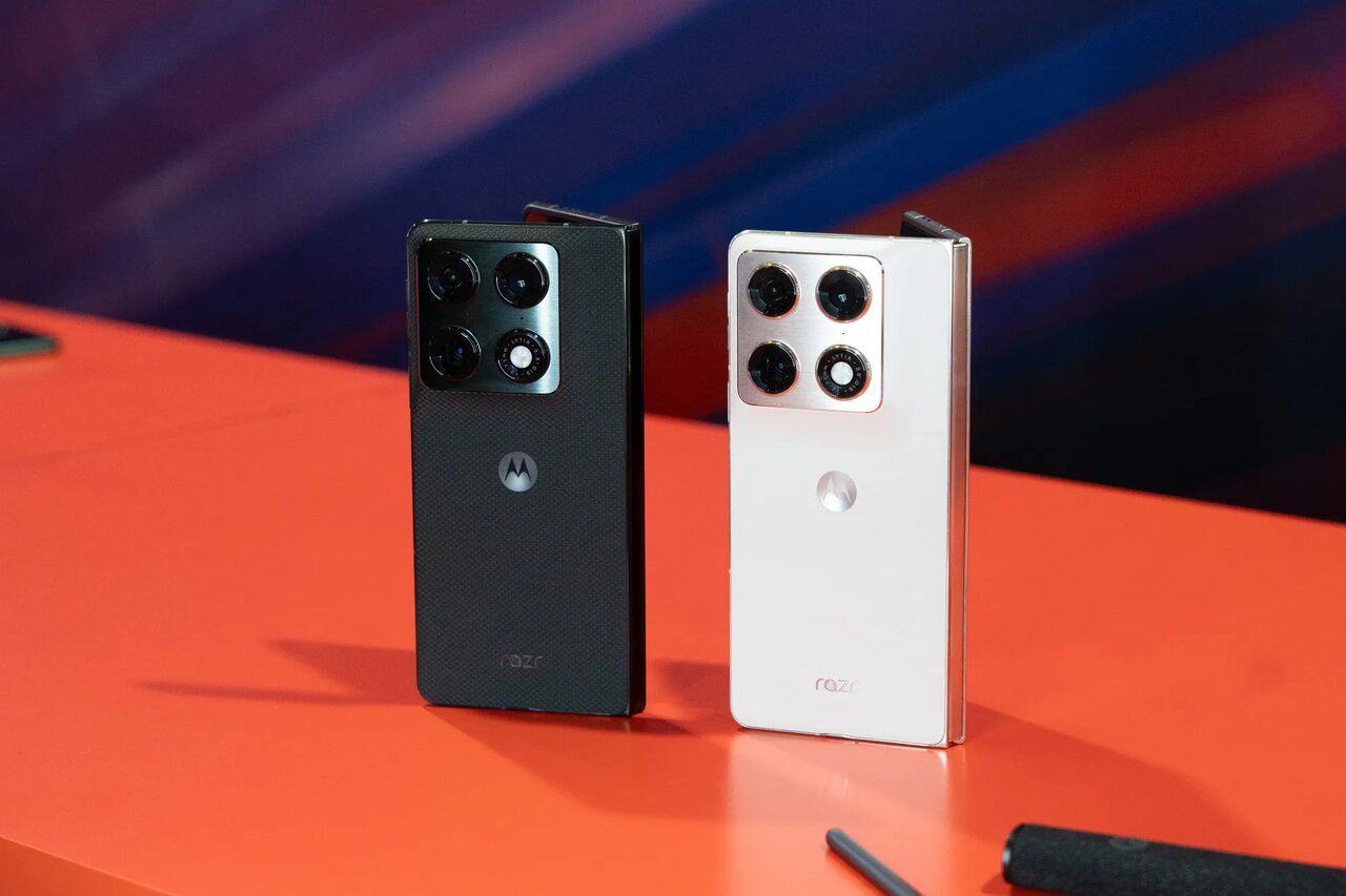 ولین گوشی تاشو کتابی موتورولا معرفی شد رونمایی از گوشی تاشو کتابی Razr Fold موتورولا