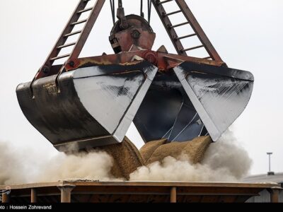 کشتی‌های حامل کالا‌های اساسی ٢4 ساعته تخلیه می‌شوند
