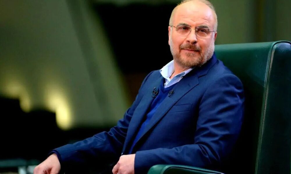 حضور قالیباف در یک مراسم ختم همراه با پدرش +عکس