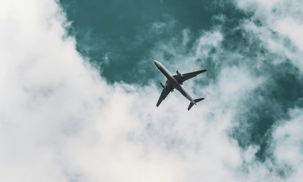 عوامل موثر بر قیمت بلیط هواپیما چیست ( نرخ ارز یا سیاست قیمت گذاری کدام موثر تر هستند؟)