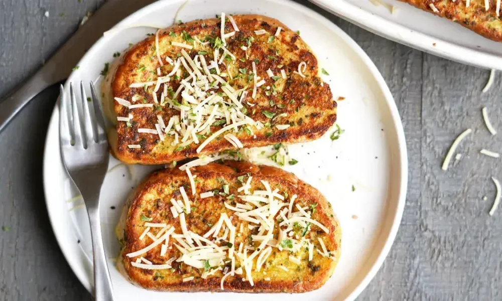 پخت تست فرانسوی خوشمزه با عطر سیر و پنیر پارمسان