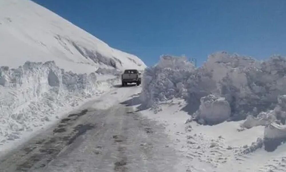 گردنه چری گرفتار بهمن شد / مردم آماده باشند