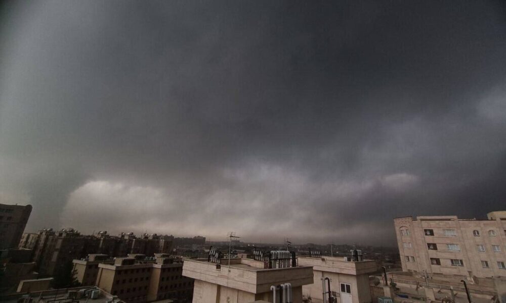 آخرین وضعیت تهران / چرا آسمان تهران مانند شب شد؟