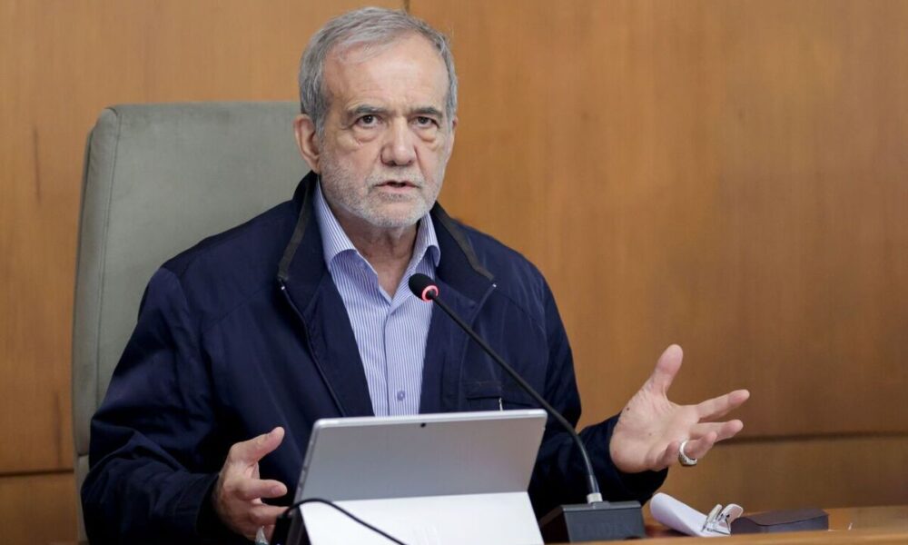 رئیس جمهور: دولت با تمام قوا در خدمت مردم است