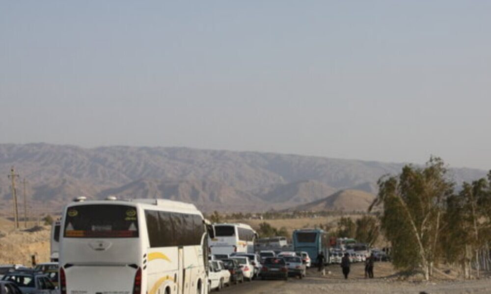 ریزش کوه باعث ترافیک سنگین در محور اصلی کشور شد