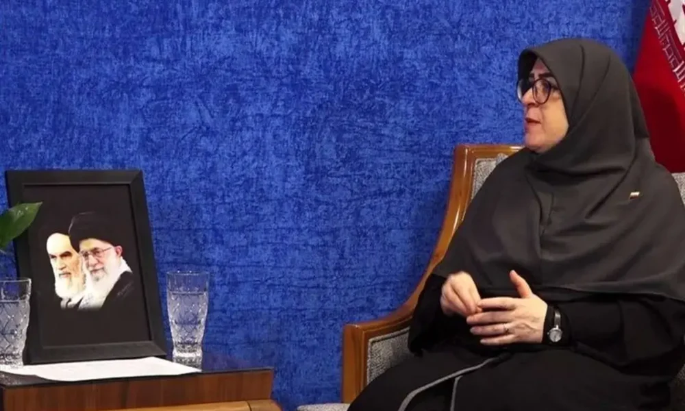 سخنگوی دولت بر سر مزار شهدای مدرسه میناب+ عکس