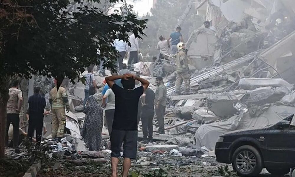 مردم همچنان در شوک هستند / وسط برگی از تاریخ رها شده‌ایم