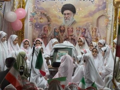 اجرای سرود «اینجا ایرانه» توسط دانش آموزان قوچانی در جشن تکلیف