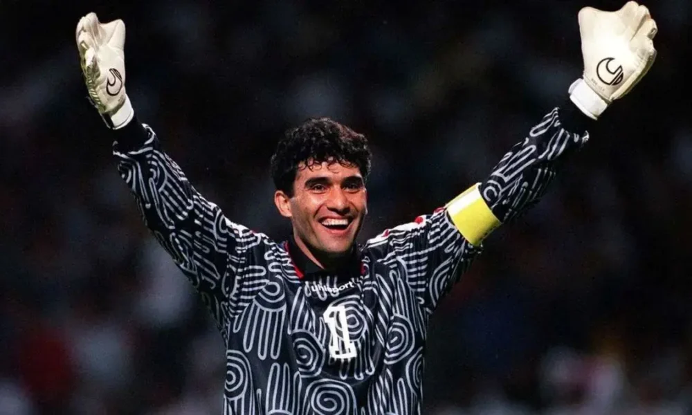 احمدرضا عابدزاده در آمریکا پا به توپ شد