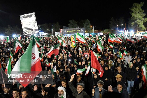 تداوم حضور مردم بیرجند در خیابان‌ها