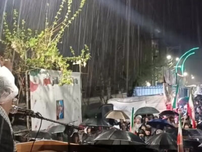 جلوه هایی از حضور باشکوه شبانه مردم میاندوآب در میدان زیر بارش باران
