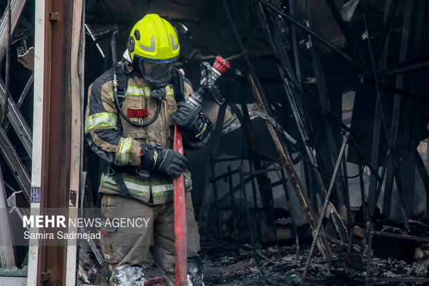 حریق کارخانه تولید چسب در چهارباغ کنترل شد