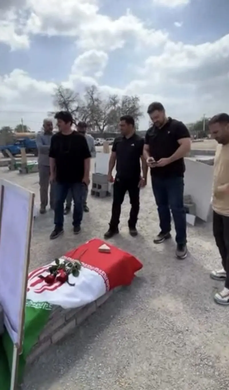 حضور رسول خادم برسر مزار شهدای میناب حضور رسول خادم برسر مزار شهدای میناب