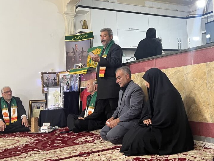 حضور کاروان «زیر سایه خورشید» در منزل شهید «محمد بیاتی» حضور کاروان «زیر سایه خورشید» در منزل شهید «محمد بیاتی»