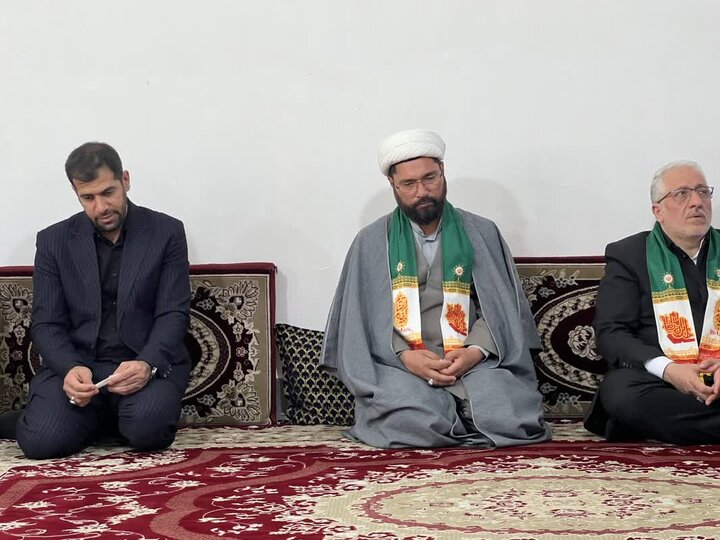 حضور کاروان «زیر سایه خورشید» در منزل شهید «محمد بیاتی» حضور کاروان «زیر سایه خورشید» در منزل شهید «محمد بیاتی»