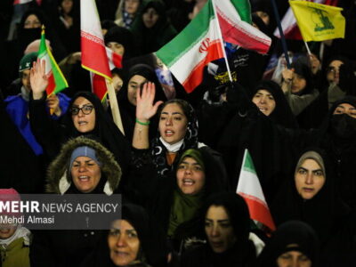 دختران زنجانی از شکوه حماسه حضور در صحنه دفاع از وطن می‌گویند