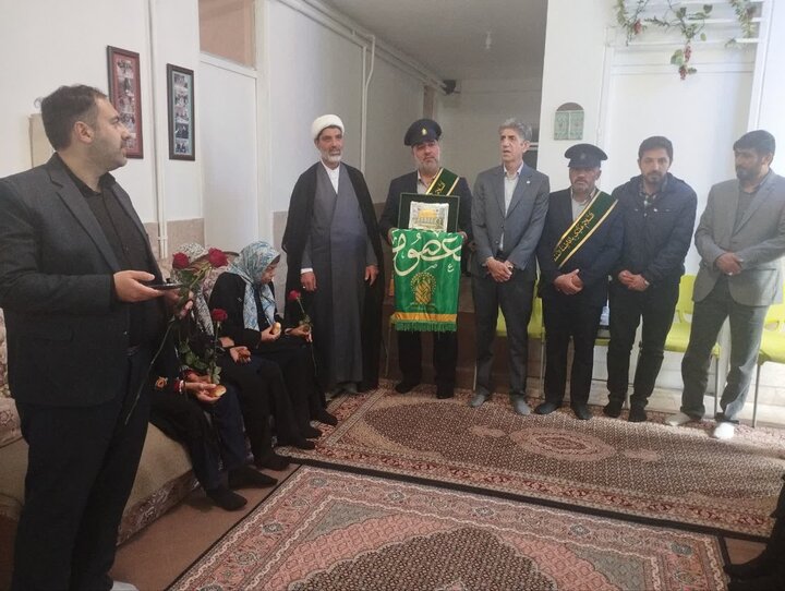 دیدار خادمان حرم حضرت معصومه(س) با سالمندان کرمانشاه