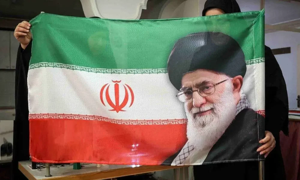 رونمایی از پرچم ایران با خاک رنگی جزیره هرمز+ عکس