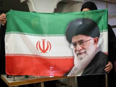 رونمایی از پرچم ایران با خاک رنگی جزیره هرمز+ عکس