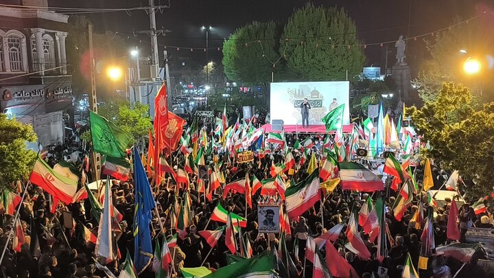 مداحی خادم حرم مطهر رضوی در اجتماع شبانه مردم کرمانشاه