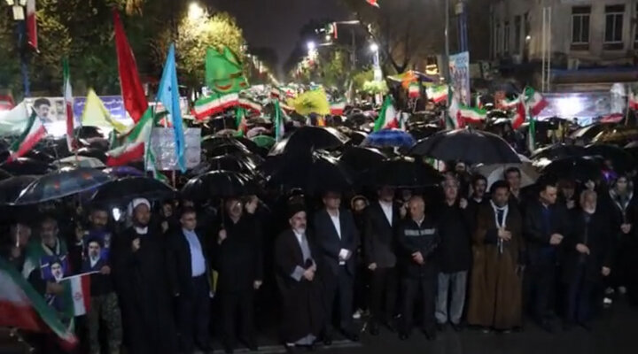 موج پنجاه وهفتم خروش مردم ارومیه زیر بارش باران