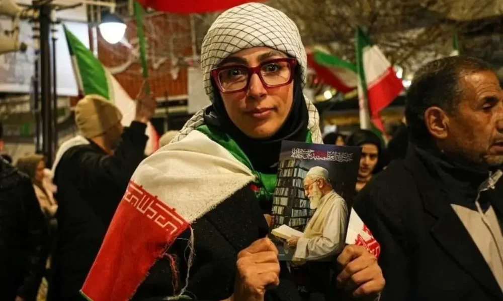 نوشته جالب دختری در تجمع میدان انقلاب+ عکس