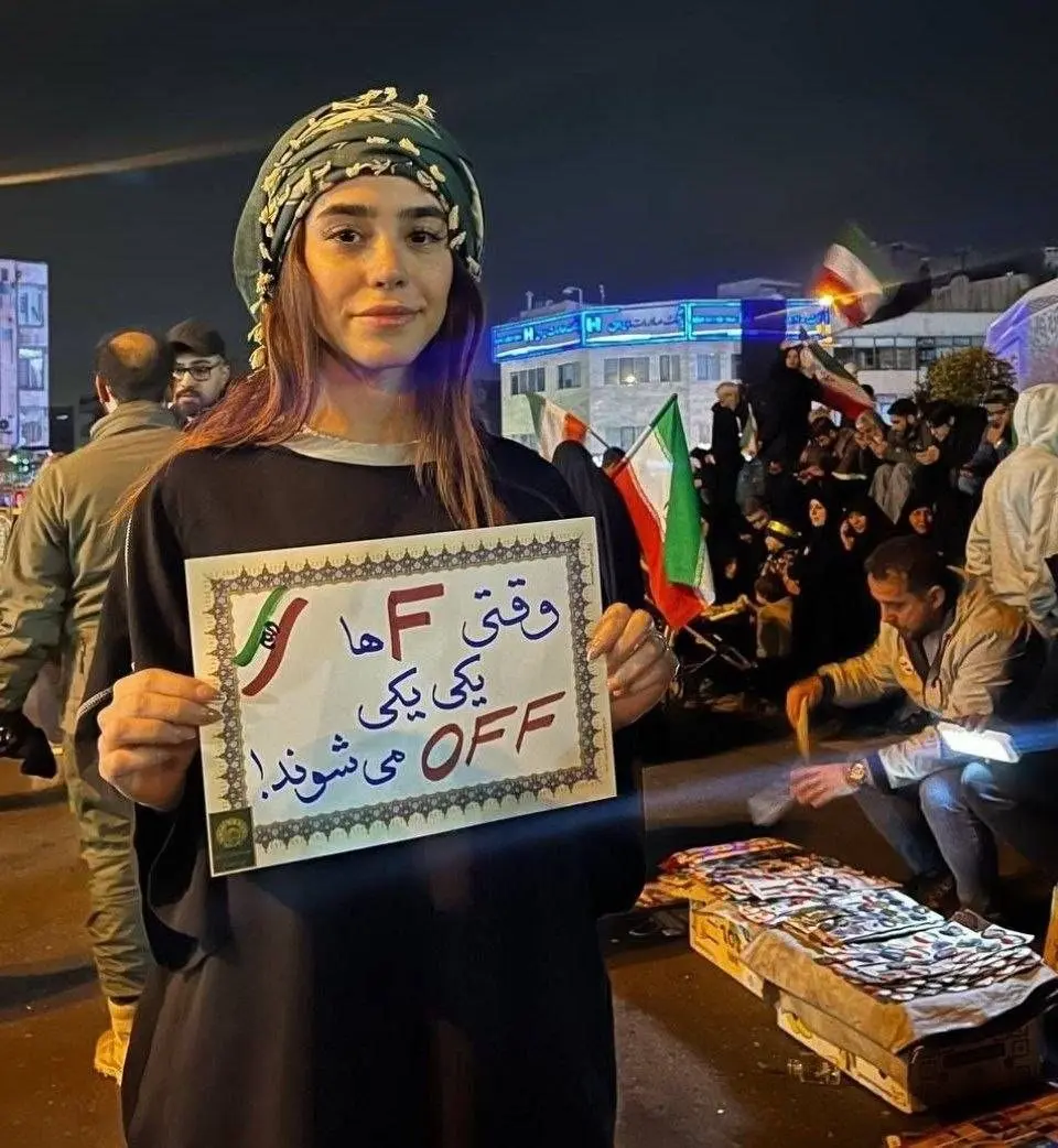 نوشته جالب دختری در تجمع میدان انقلاب نوشته جالب دختری در تجمع میدان انقلاب