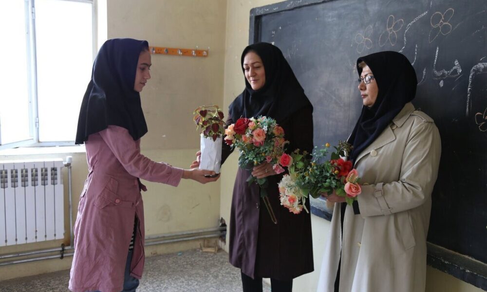 هدیه روز معلم چی بخریم؟ / لیست بهترین هدایا برای معلم ۱۴۰۵