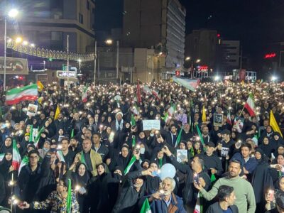 همخوانی مردم کرمان: پای این پرچم تا ابد هستیم