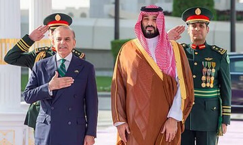 ورود نخست وزیر پاکستان به عربستان برای مذاکره با محمد بن سلمان