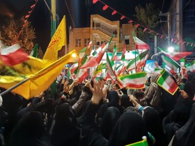 پرچم‌های برافراشته خرم‌آبادی‌ها و فریاد «استقلال، آزادی،جمهوری اسلامی»