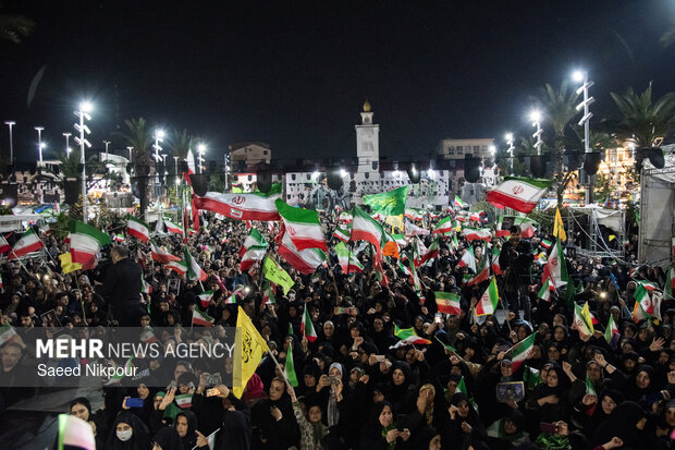 پنجاه و شش شب پای کار؛ مردم رشت از میدان دست نکشیدند