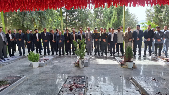گلزار شهدای خرم‌آباد غبارروبی شد
